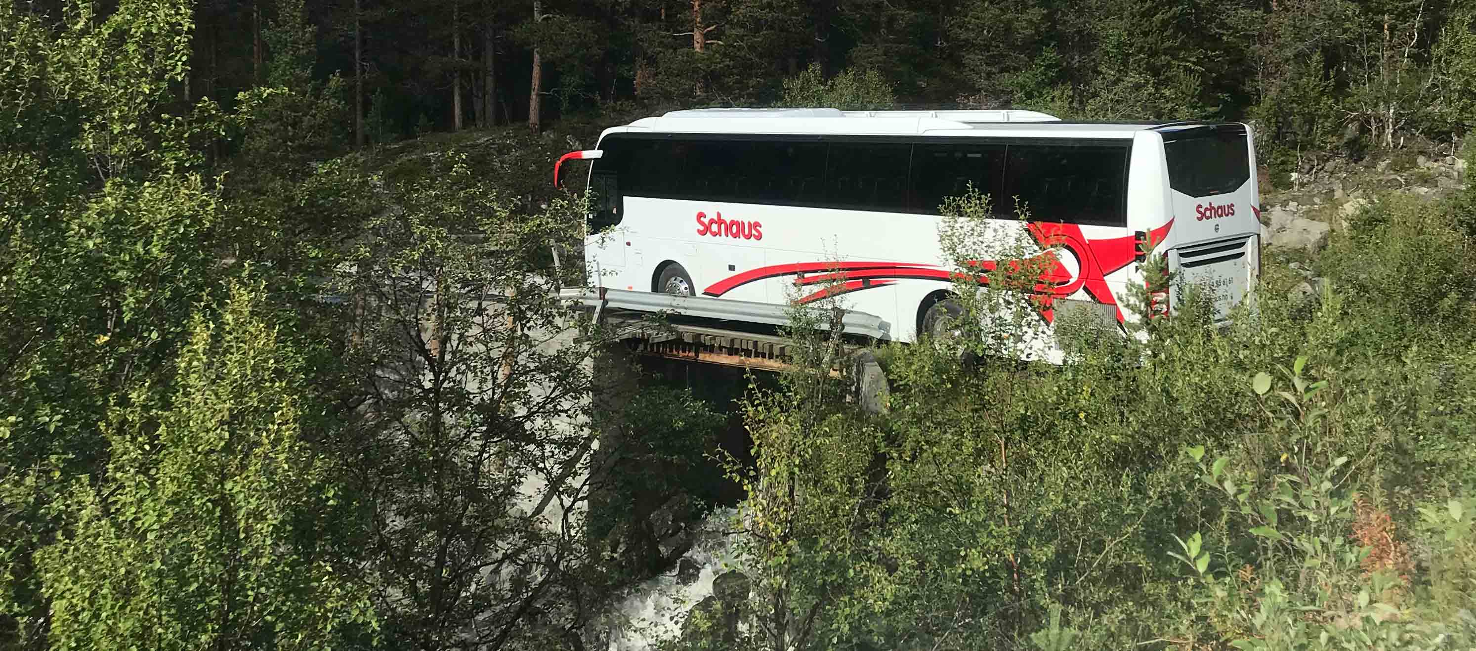 bussen kjører i Norsk natur