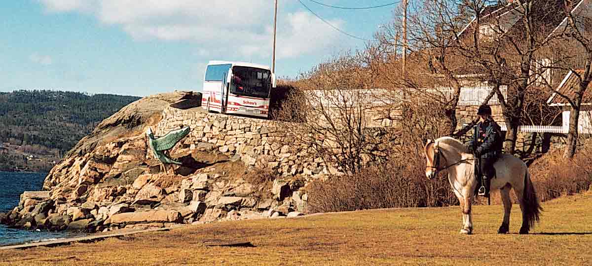 flott bilde av bussen i Hvitsten med hest og rytter i forlant