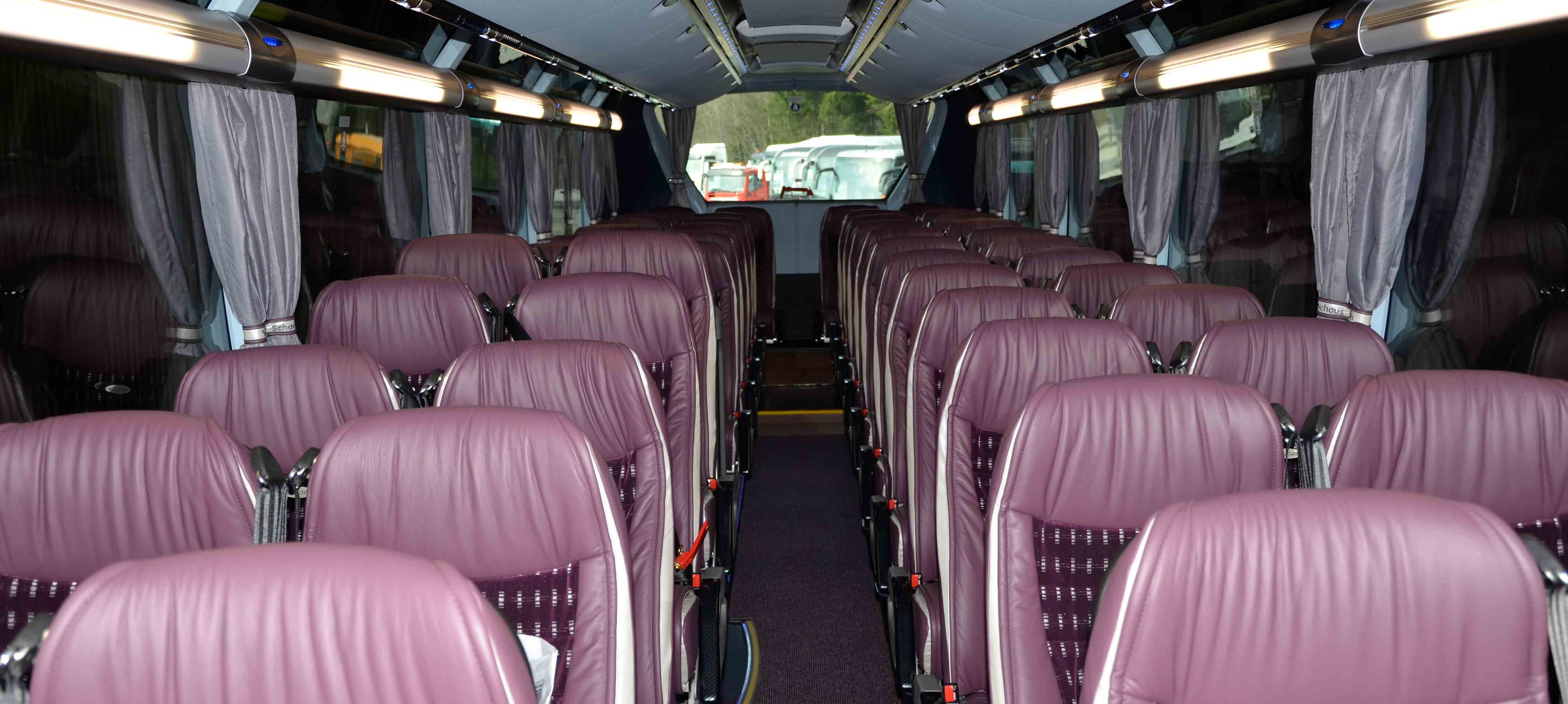 interiør i VIP bussen burgunderfarger