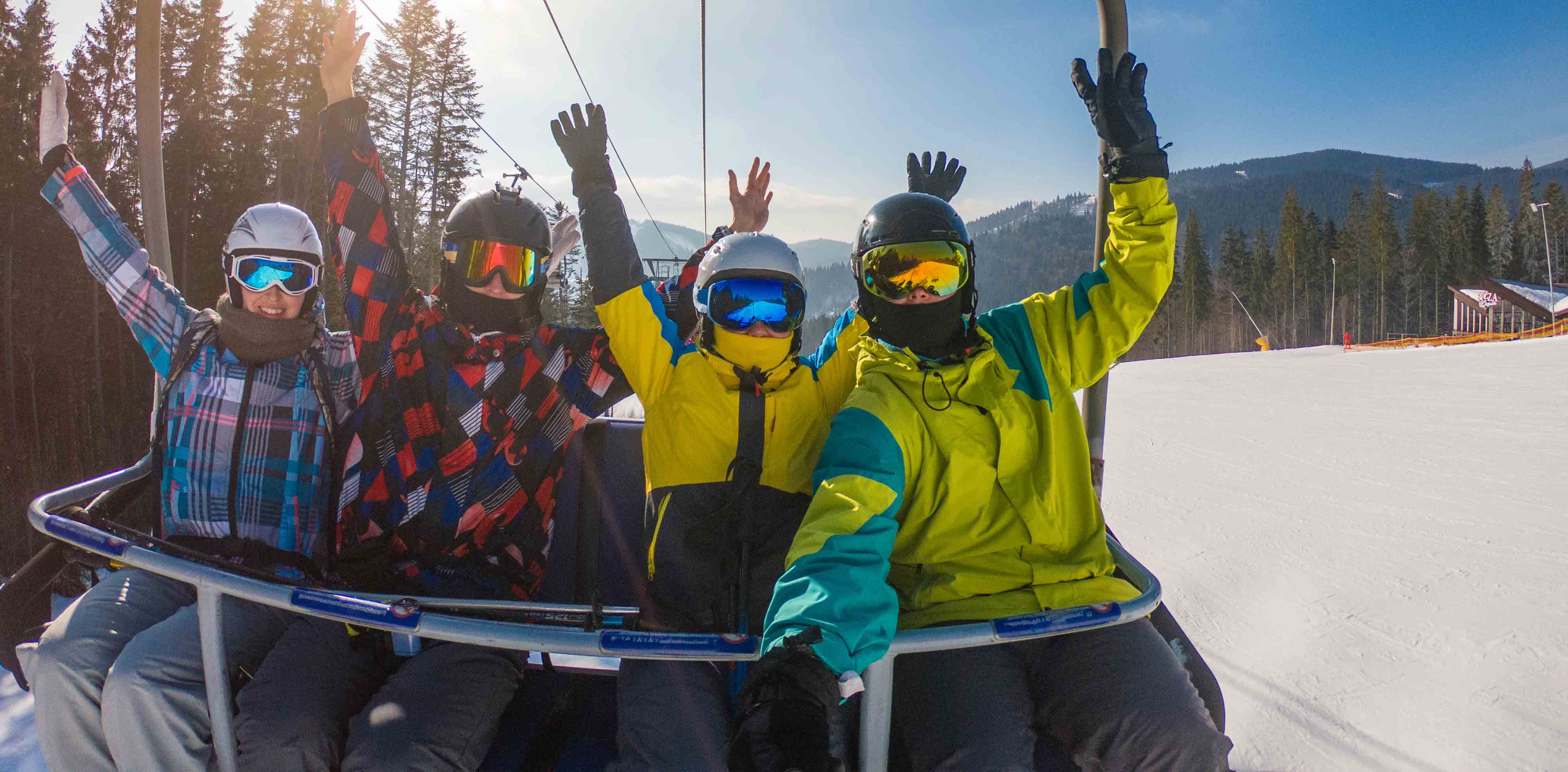 fire glade unge mennesker sittende i skiheis