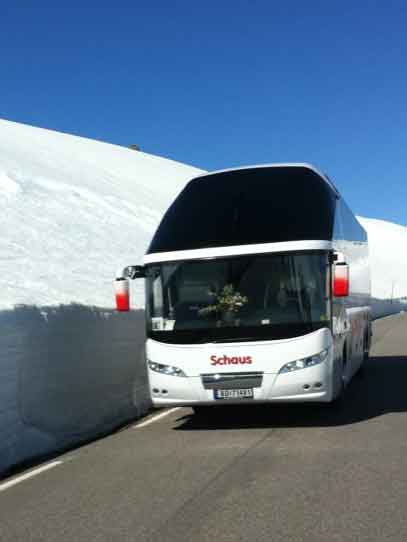 buss på høyfjellet med stor sneskavler